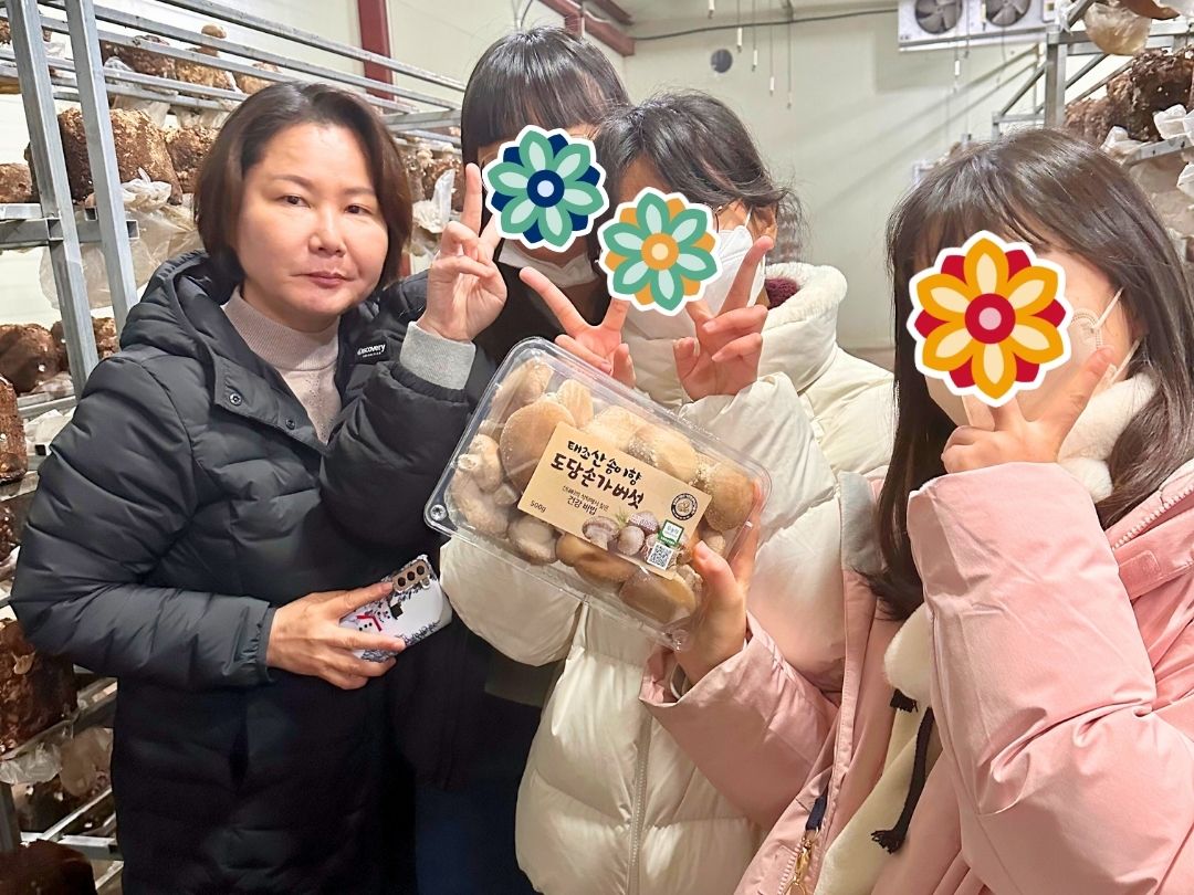 Children holding snacks and gifts during a KKOOM honorary student outing.