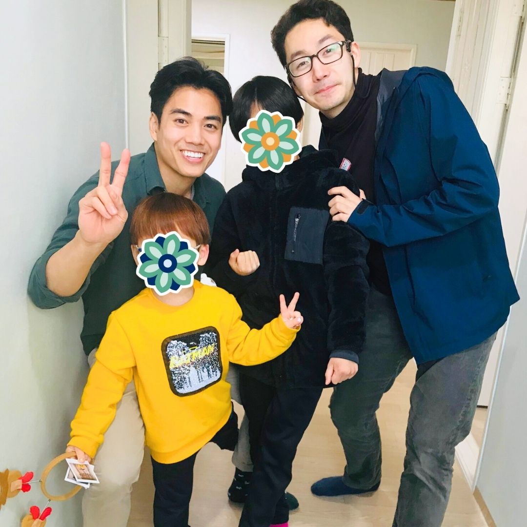 Volunteers posing with children during a KKOOM visit.